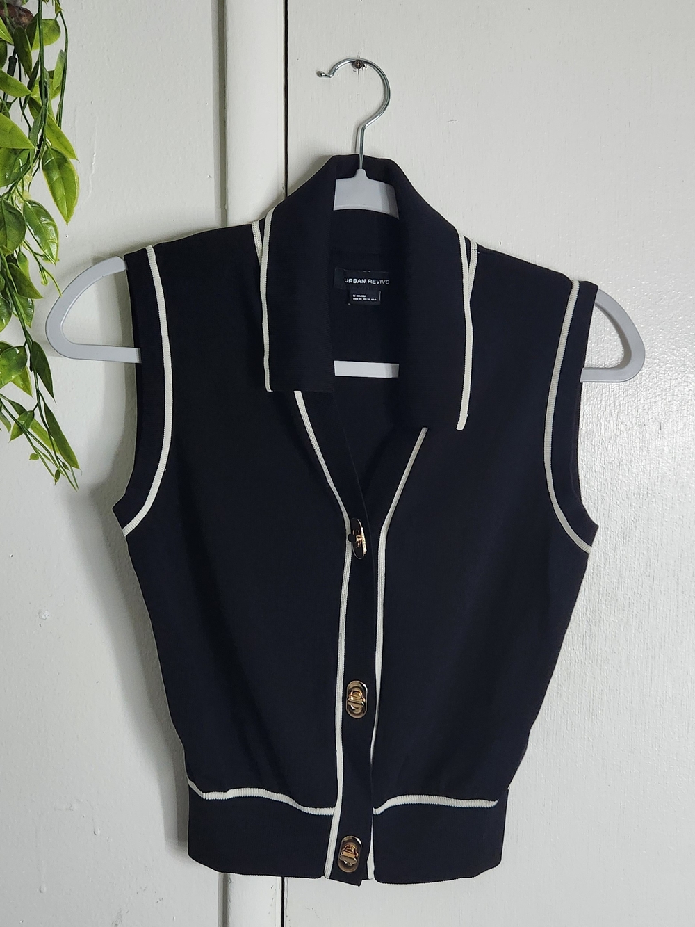 ✨ Urban Revivo Contrast Trim Knit Vest Top ✨
